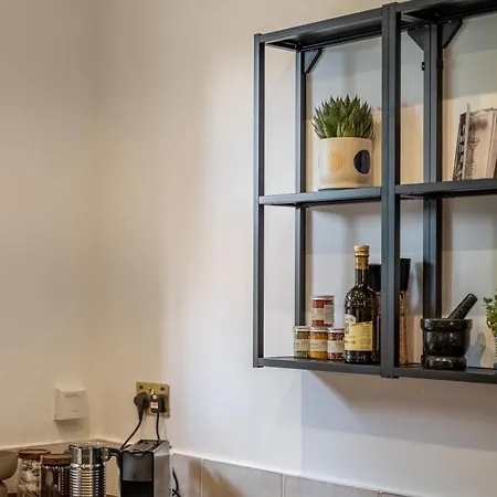 Apartment Stylish Sleeps 6 *