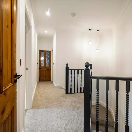 Apartment Stylish Sleeps 6
